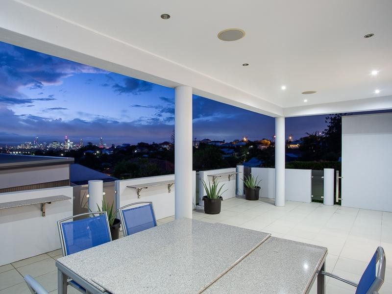 25 Sylvia Street, Camp Hill QLD 4152