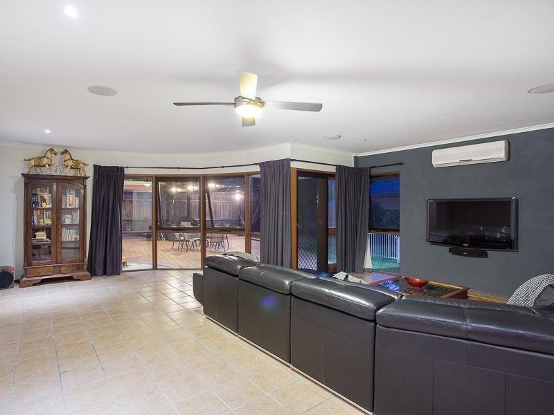 141 Meadowlands Road, Carindale QLD 4152