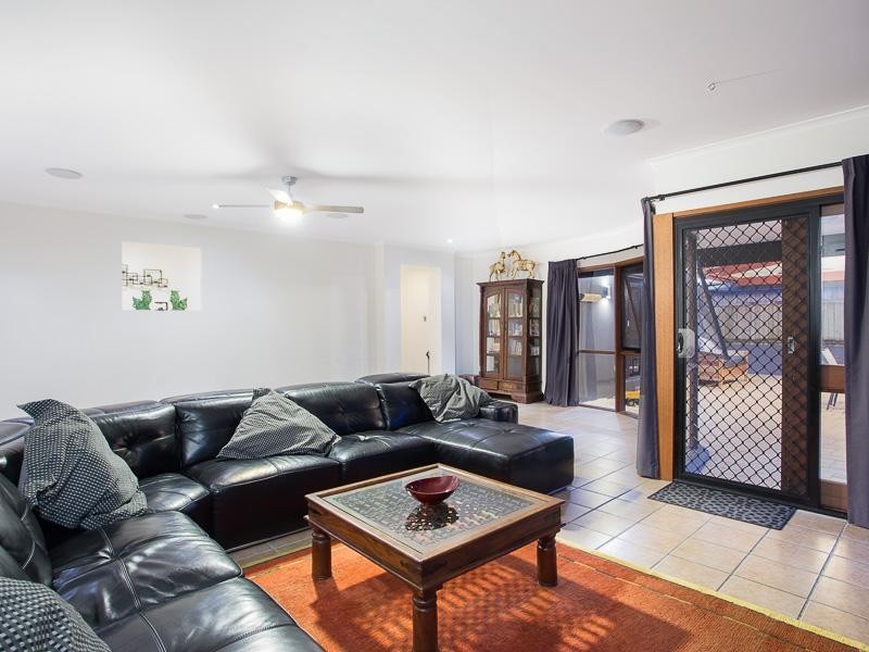 141 Meadowlands Road, Carindale QLD 4152