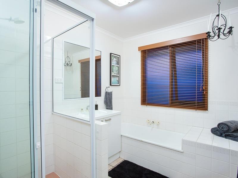 141 Meadowlands Road, Carindale QLD 4152