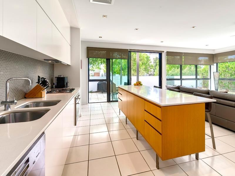 2 Shore Crescent, Bulimba QLD 4171