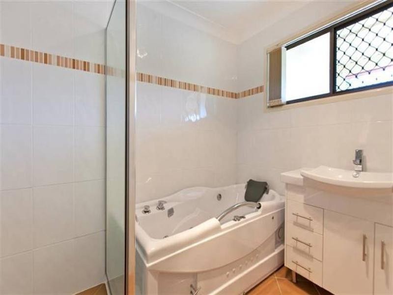 8 Price Avenue, Birkdale QLD 4159