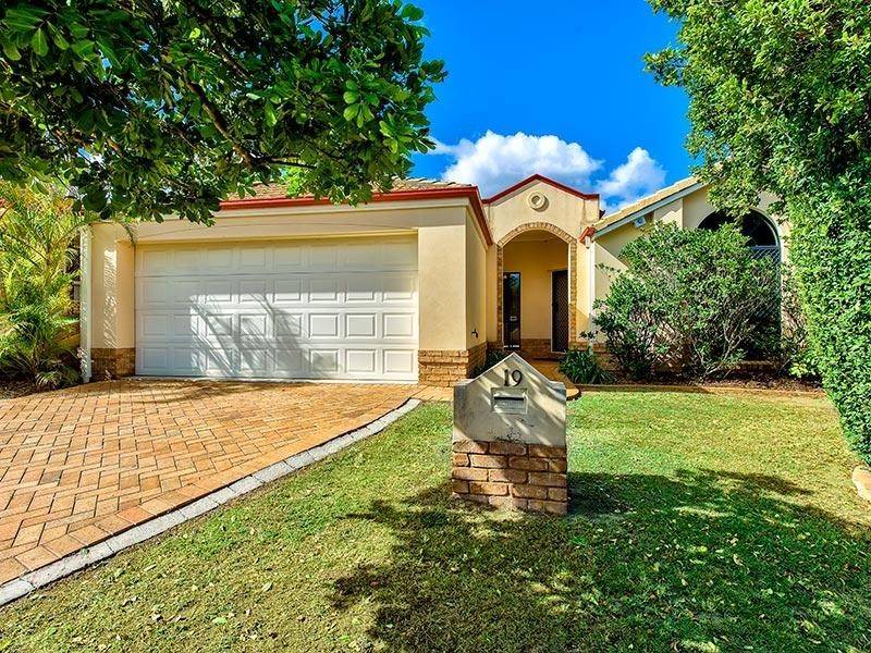 19 Clearmount Crescent, Carindale QLD 4152