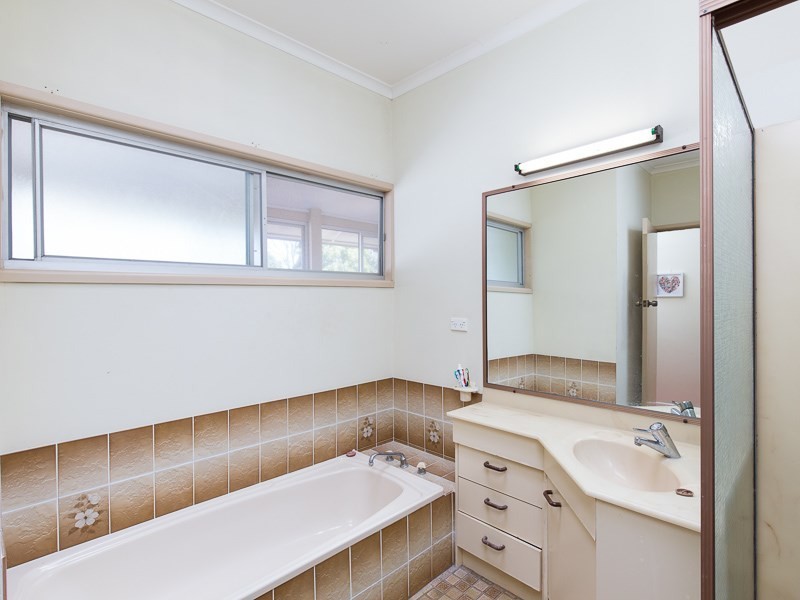 27 Armstrong Road, Cannon Hill QLD 4170