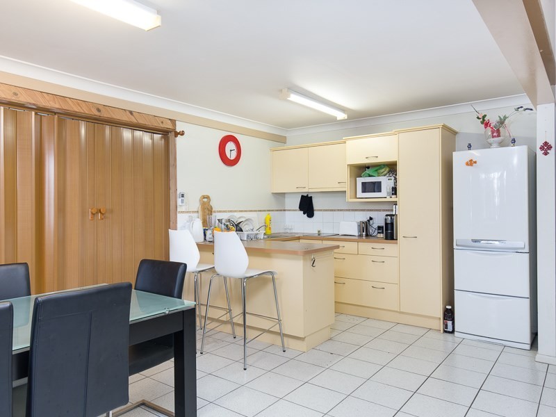 27 Armstrong Road, Cannon Hill QLD 4170