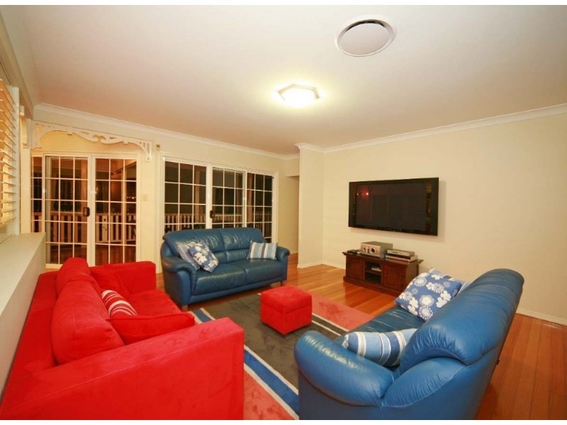 8 Riverston Court, Carindale QLD 4152