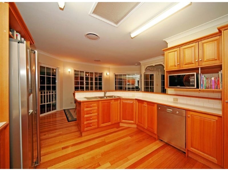 8 Riverston Court, Carindale QLD 4152