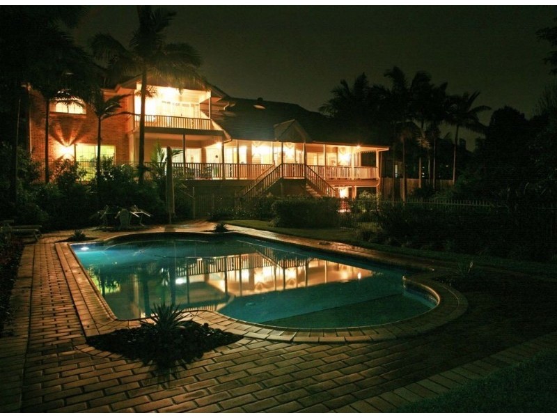 8 Riverston Court, Carindale QLD 4152