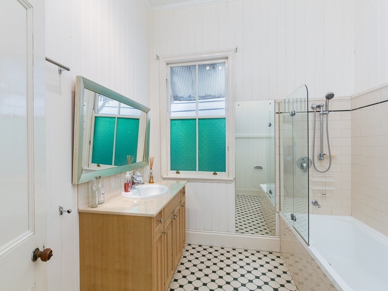 5 Bodalla Street, Norman Park QLD 4170