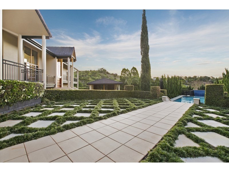 30 Corniche Place, Brookfield QLD 4069