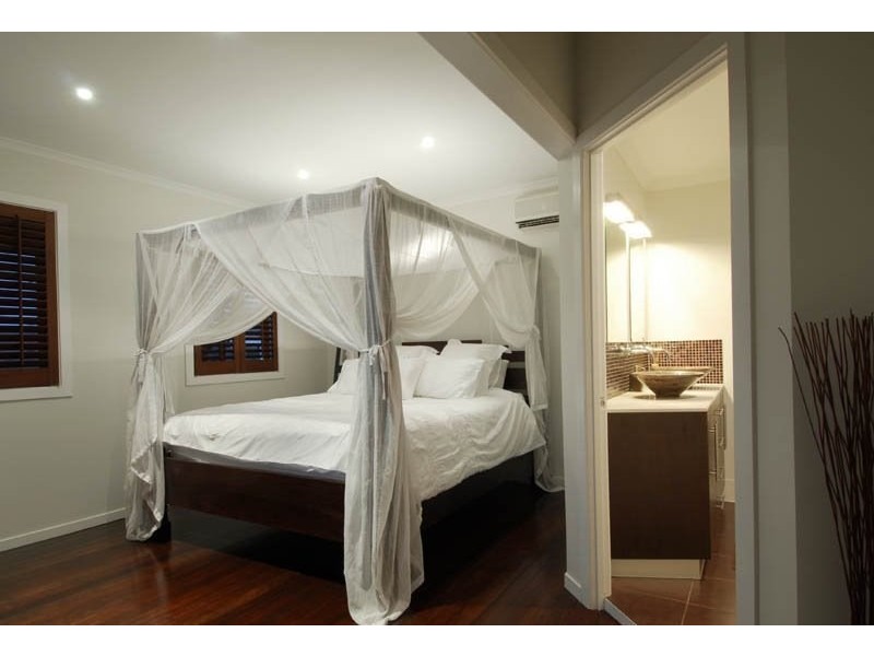 16 Russell Avenue, Norman Park QLD 4170