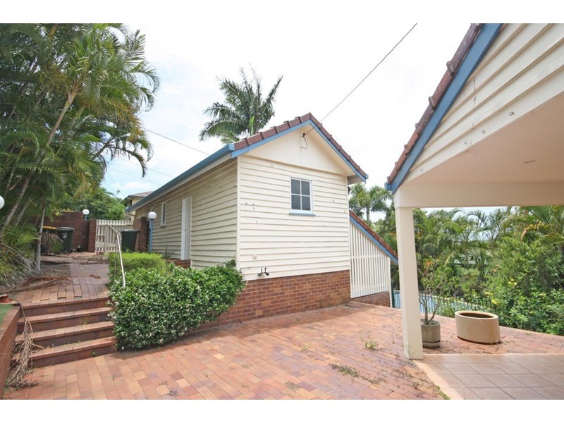 32 Henzell Terrace, Greenslopes QLD 4120