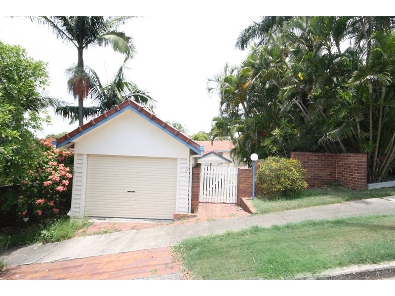 32 Henzell Terrace, Greenslopes QLD 4120