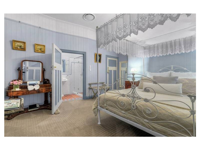 12 Malcolm Street, Hawthorne QLD 4171