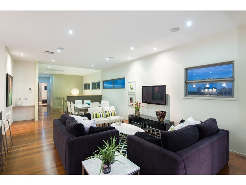 33 Taylor Street, Balmoral QLD 4171