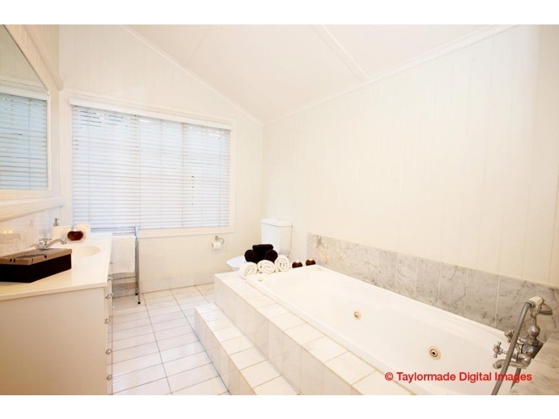 87 Norman Crescent, Norman Park QLD 4170