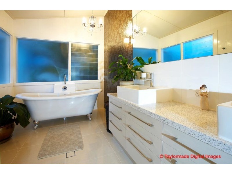 64 Amy Street, Hawthorne QLD 4171