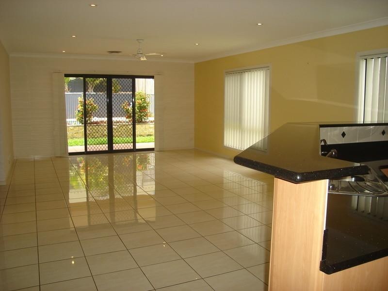 15 Pacific Close, Carindale QLD 4152