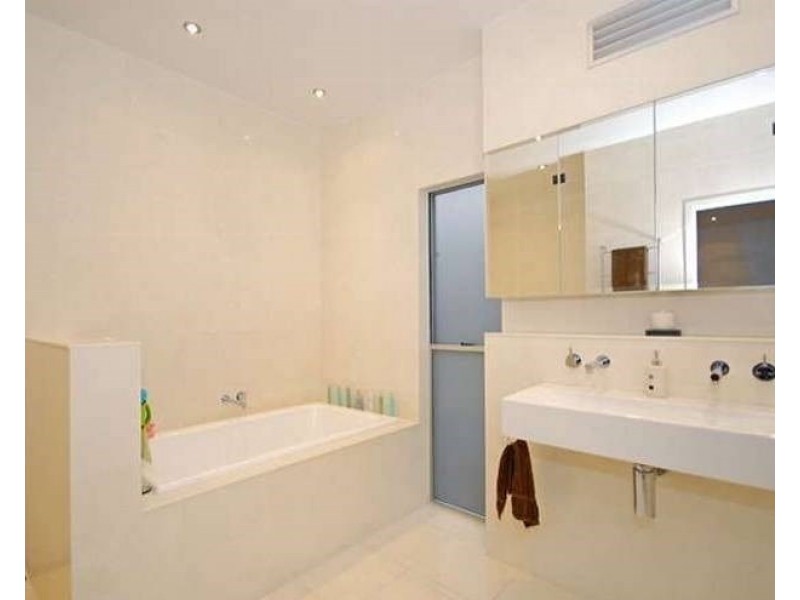 12 Russell Avenue, Norman Park QLD 4170