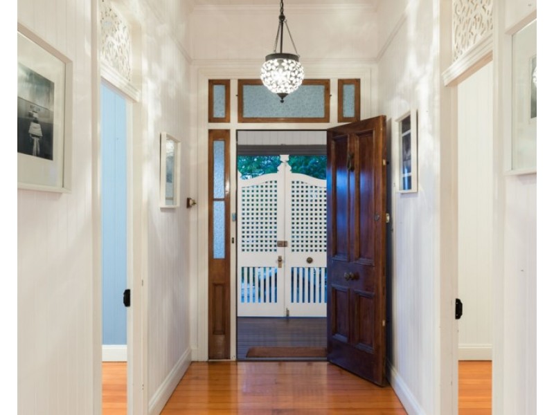 92 Macrossan Avenue, Norman Park QLD 4170