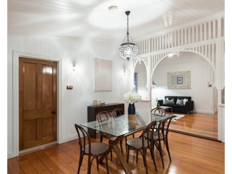 92 Macrossan Avenue, Norman Park QLD 4170