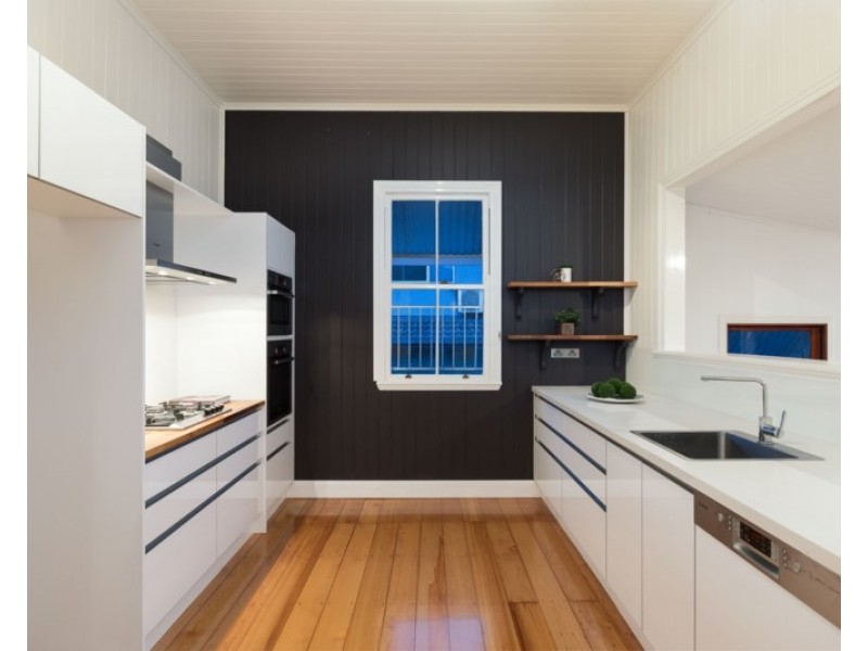 92 Macrossan Avenue, Norman Park QLD 4170