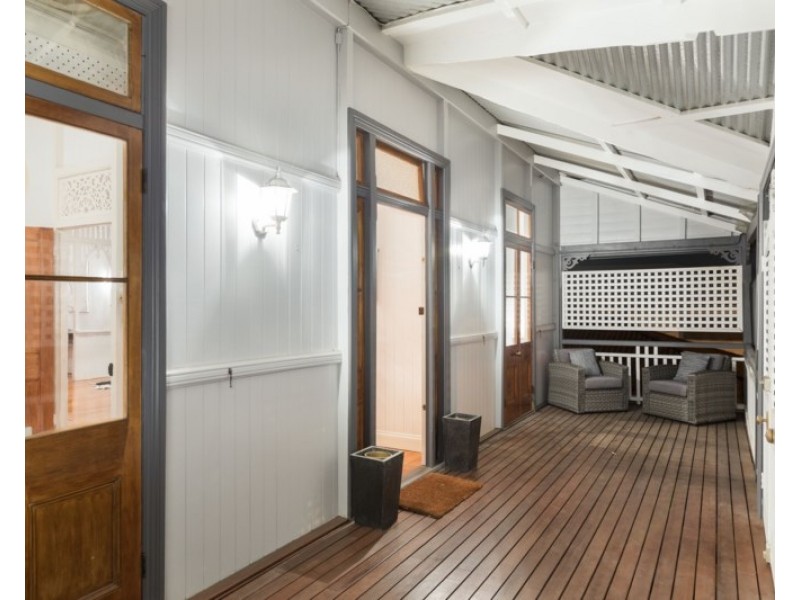 92 Macrossan Avenue, Norman Park QLD 4170