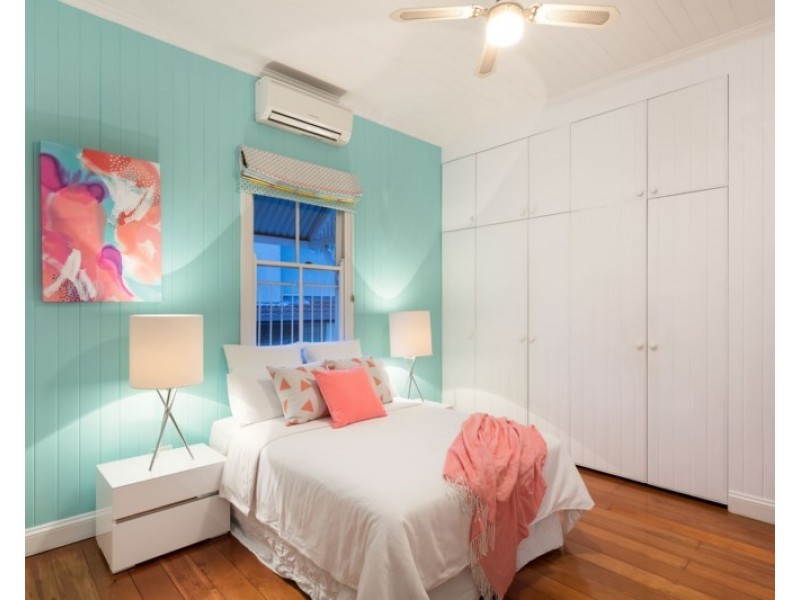 92 Macrossan Avenue, Norman Park QLD 4170