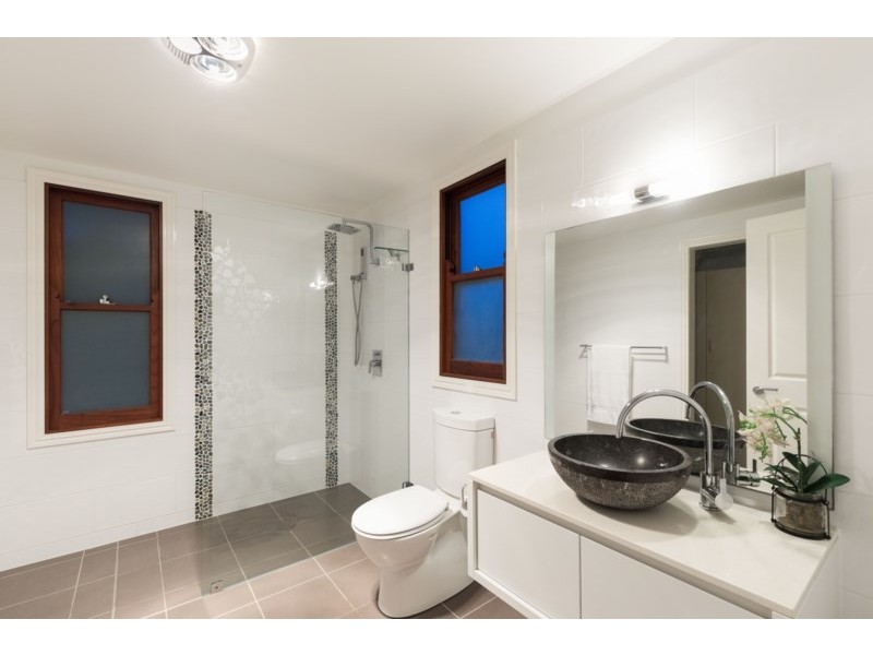 92 Macrossan Avenue, Norman Park QLD 4170