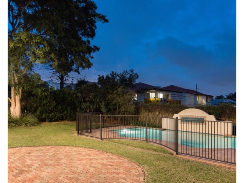 92 Macrossan Avenue, Norman Park QLD 4170