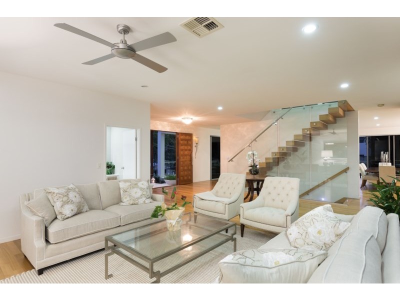 27 Aaron Avenue, Hawthorne QLD 4171