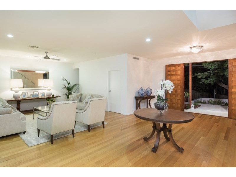 27 Aaron Avenue, Hawthorne QLD 4171