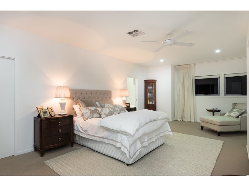 27 Aaron Avenue, Hawthorne QLD 4171