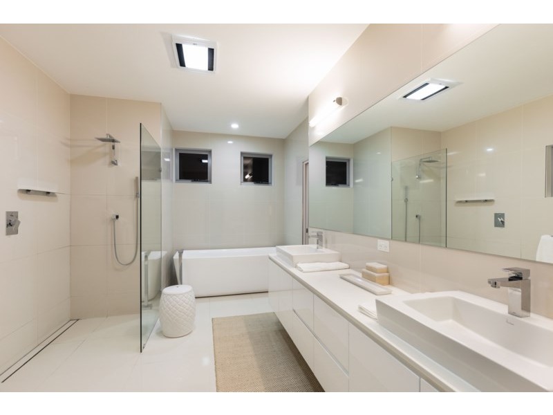 27 Aaron Avenue, Hawthorne QLD 4171