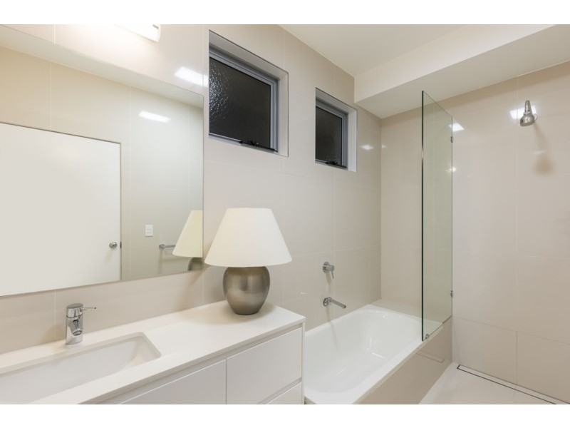 27 Aaron Avenue, Hawthorne QLD 4171