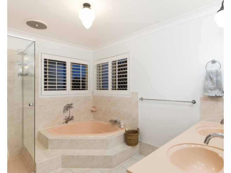 113 Cadogan Street, Carindale QLD 4152