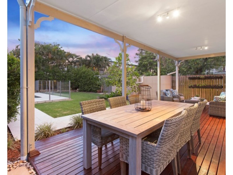 10 Lindsay Street, Hawthorne QLD 4171