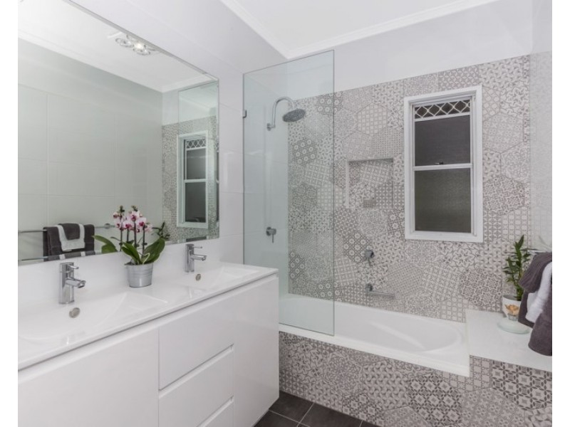 52 The Promenade, Camp Hill QLD 4152