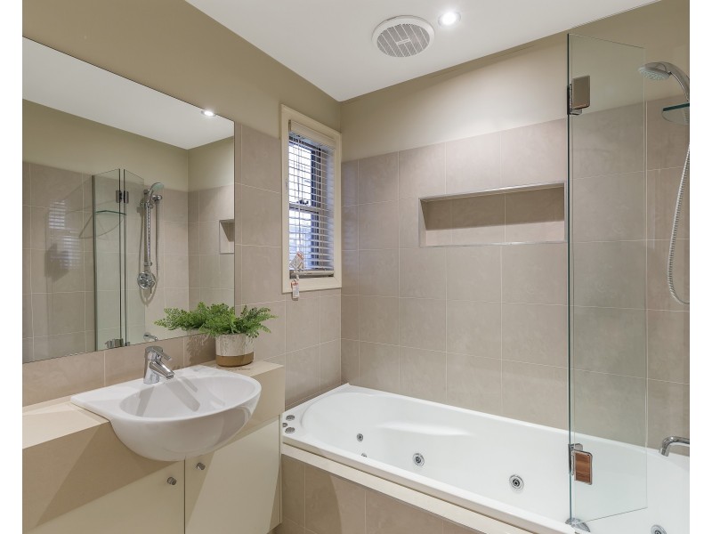 53B Thackeray Street, Norman Park QLD 4170