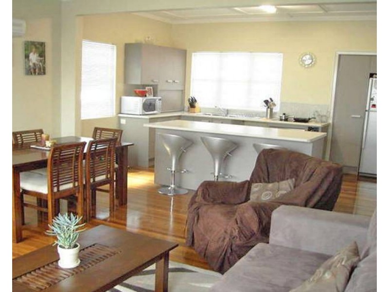 77 Junction Road, Morningside QLD 4170