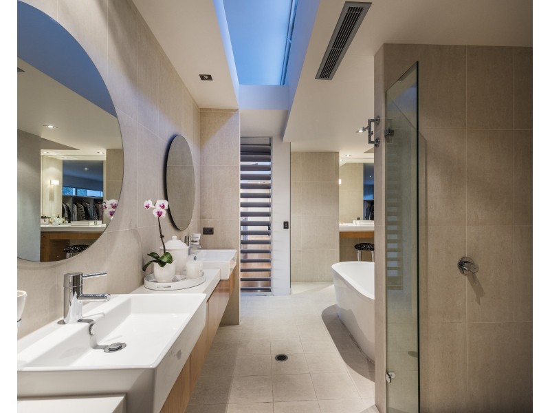 61 Gillan Street, Norman Park QLD 4170