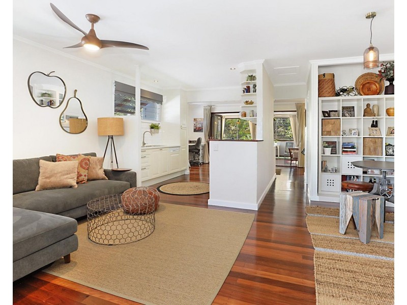 15 Iris Street, Holland Park West QLD 4121