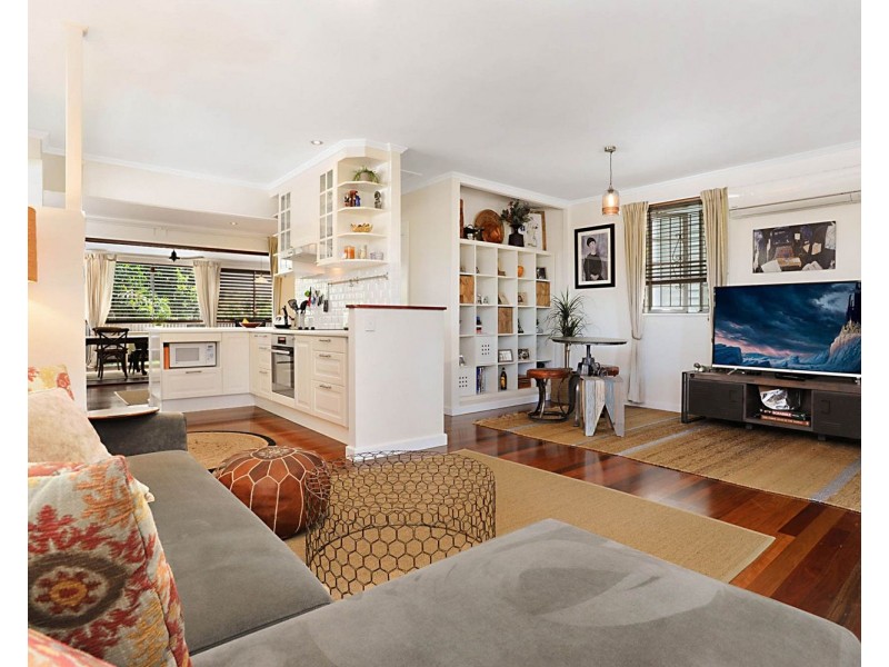 15 Iris Street, Holland Park West QLD 4121