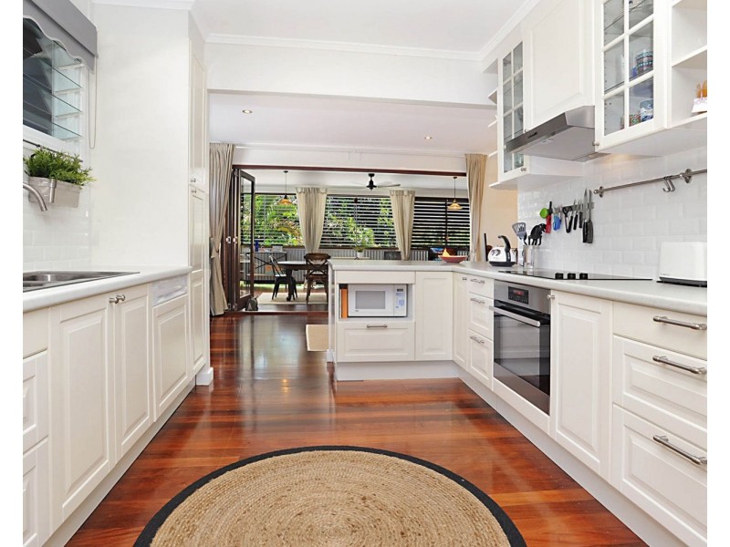 15 Iris Street, Holland Park West QLD 4121