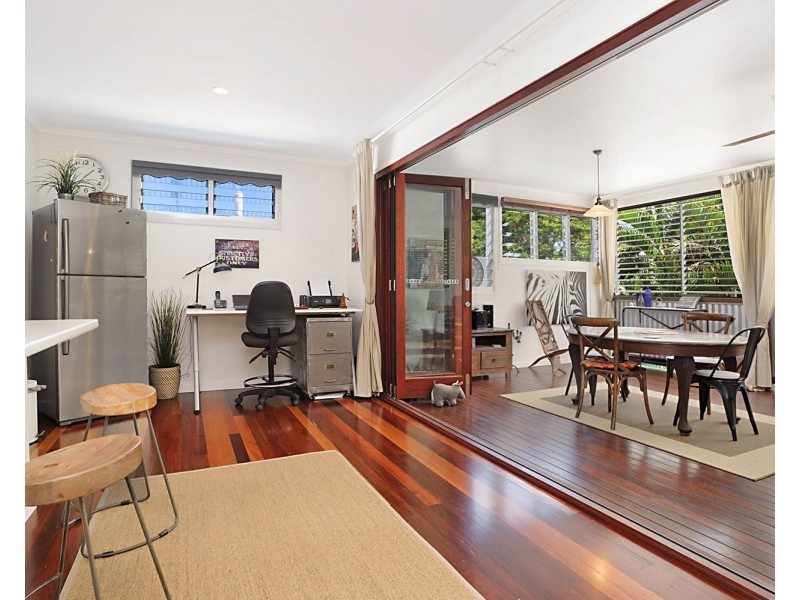 15 Iris Street, Holland Park West QLD 4121