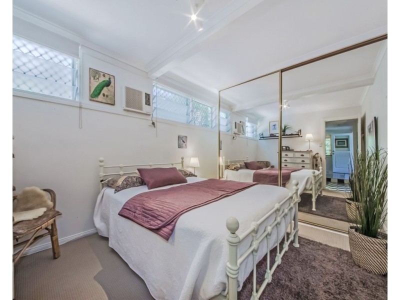 15 Iris Street, Holland Park West QLD 4121