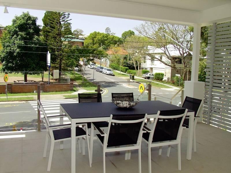 2/236-238 Riding Road, Balmoral QLD 4171