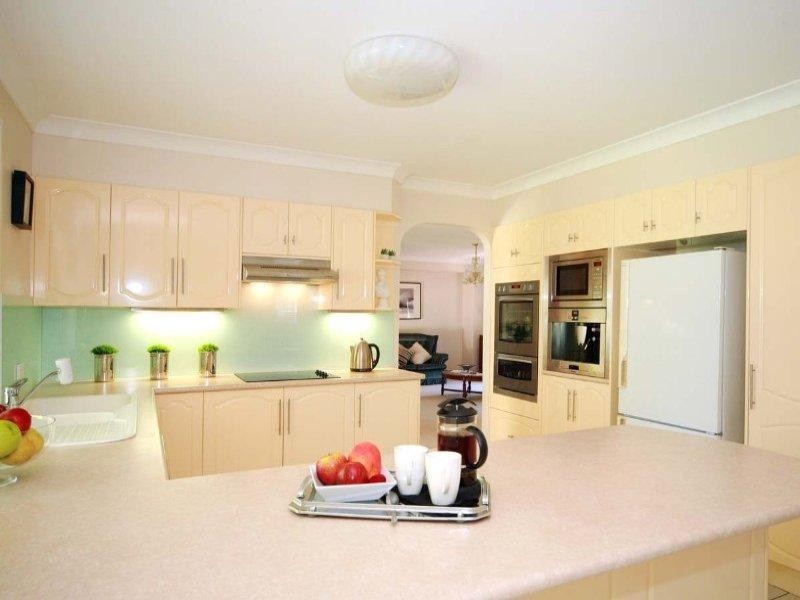 15 Windsor Place, Carindale QLD 4152