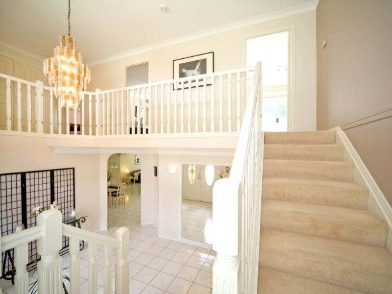 15 Windsor Place, Carindale QLD 4152