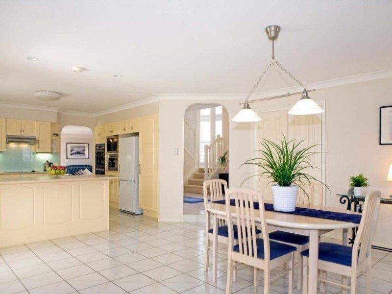 15 Windsor Place, Carindale QLD 4152